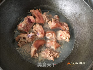 枣香黑豆炖猪蹄的做法步骤：1