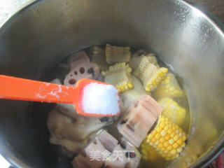 玉米莲藕鸡汤的做法步骤：9