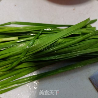 韭菜煎蛋三明治的做法步骤：1