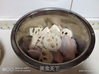莲藕焖鸡中翅的做法步骤：1