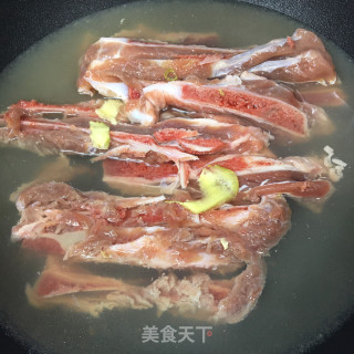 莲藕煲猪骨的做法步骤：1