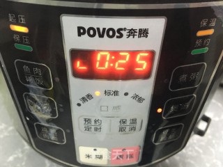 莲藕煲猪骨的做法步骤：4