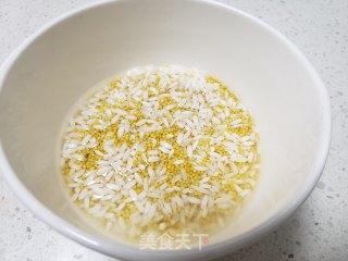 芹菜双米粥的做法步骤：1