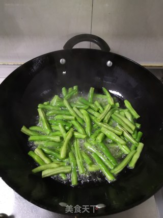 干煸四季豆的做法步骤：3
