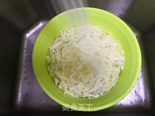 辣炒包菜丝的做法步骤：1