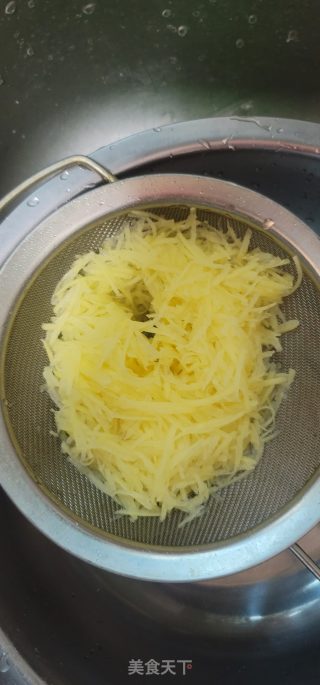 土豆丝鸡蛋饼的做法步骤：2