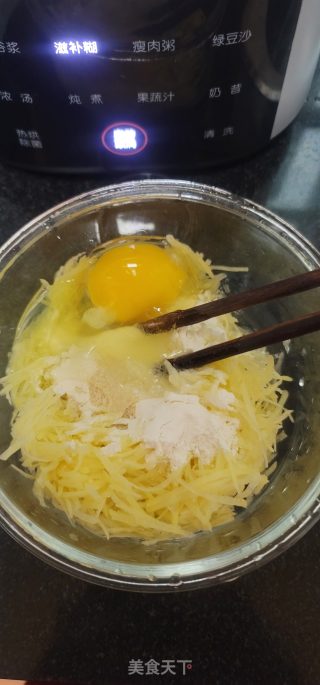土豆丝鸡蛋饼的做法步骤：3