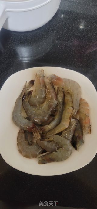 蒜香大虾的做法步骤：1