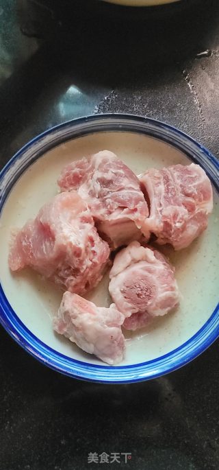 五指毛桃无花果排骨汤的做法步骤：1