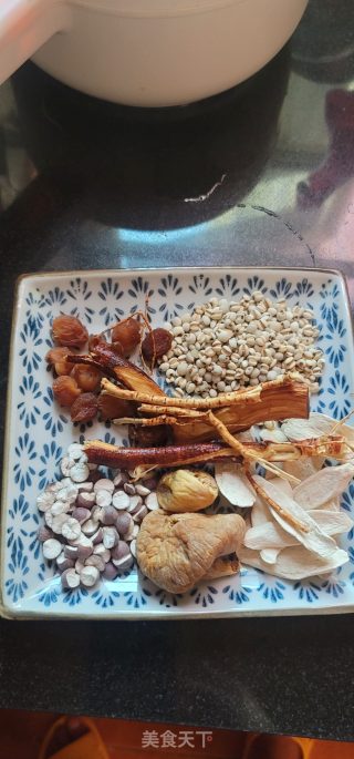 五指毛桃无花果排骨汤的做法步骤：2