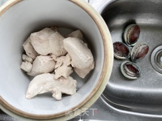 鲍鱼花胶炖鸡胸肉的做法步骤：2