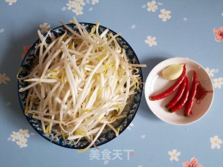 小红椒炒绿豆芽的做法步骤：1