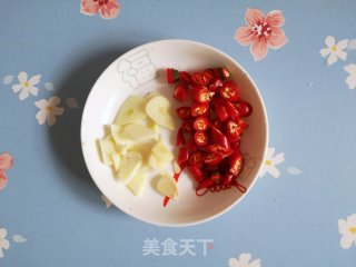 小红椒炒绿豆芽的做法步骤：2