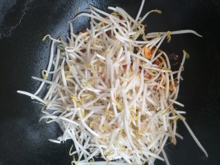 小红椒炒绿豆芽的做法步骤：5