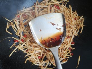 小红椒炒绿豆芽的做法步骤：7
