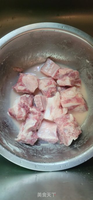 酸梅排骨的做法步骤：1