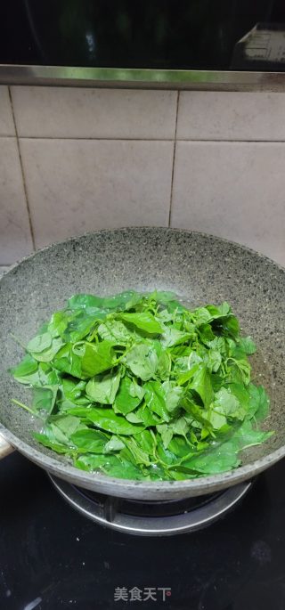 粉肠瘦肉枸杞叶汤的做法步骤：4