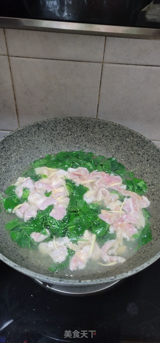 粉肠瘦肉枸杞叶汤的做法步骤：5