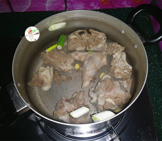 萝卜羊骨汤的做法步骤：3