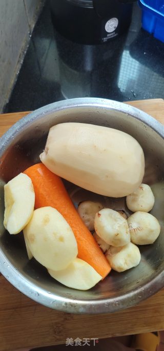 莲藕马蹄排骨汤的做法步骤：2