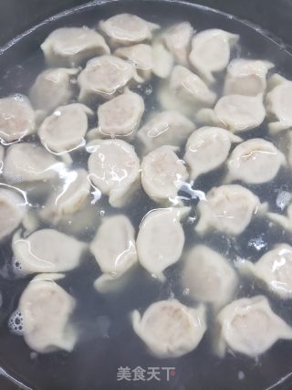 肉嫩鲜香的羊肉圆葱胡萝卜饺子的做法步骤：16