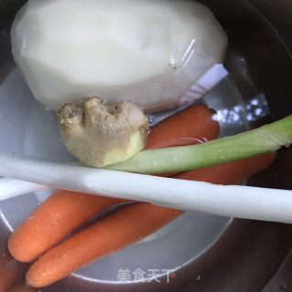 胡萝卜莲藕龙骨汤的做法步骤：2