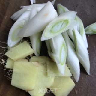 胡萝卜莲藕龙骨汤的做法步骤：5