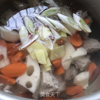胡萝卜莲藕龙骨汤的做法步骤：7