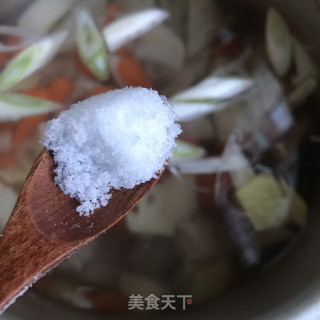 胡萝卜莲藕龙骨汤的做法步骤：8