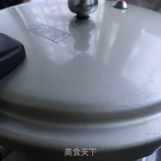 胡萝卜莲藕龙骨汤的做法步骤：9
