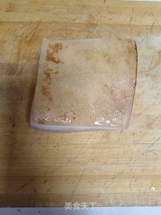 五花肉酸菜卷的做法步骤：1