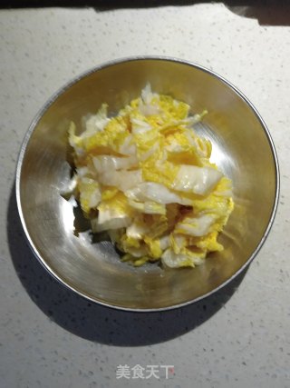 五花肉酸菜卷的做法步骤：3