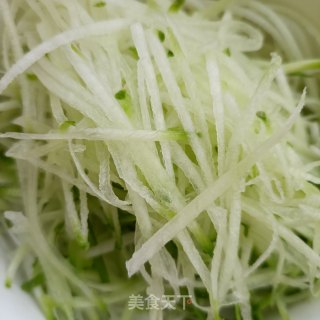 “萝卜”午餐肉拌萝卜的做法步骤：2
