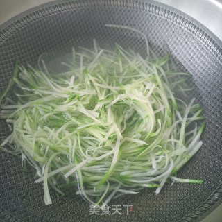 “萝卜”午餐肉拌萝卜的做法步骤：4