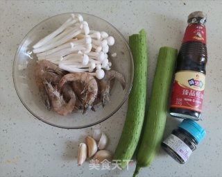 鲜虾丝瓜白玉菇的做法步骤：1