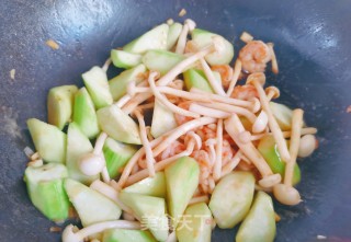 鲜虾丝瓜白玉菇的做法步骤：9