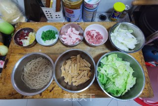猪肉炖粉条的做法步骤：1