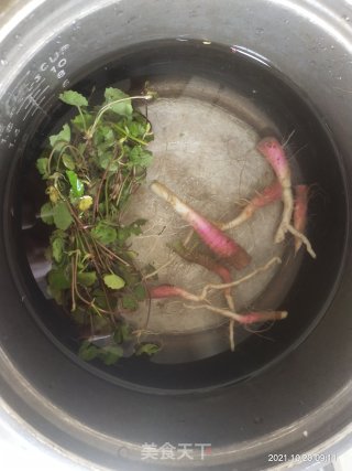雷公筋刺菜头番薯汤的做法步骤：2