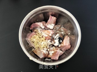 蒜香烤排骨的做法步骤：1