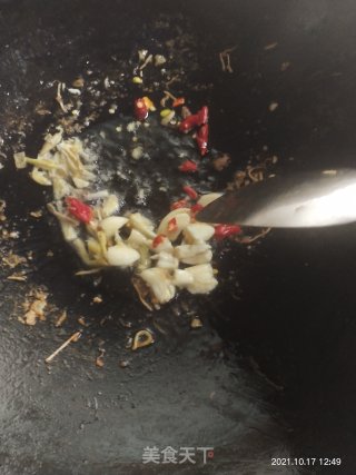 炒花甲的做法步骤：3