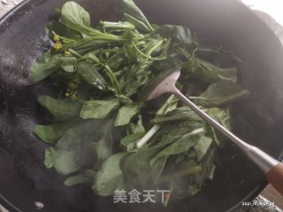 清炒油菜的做法步骤：1