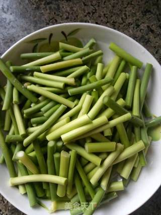 蒜苔炒牛肉的做法步骤：1