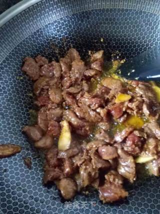 蒜苔炒牛肉的做法步骤：3