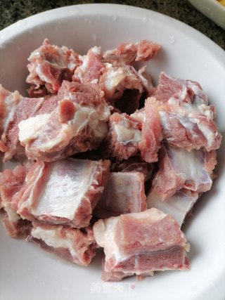 土豆烧排骨的做法步骤：1