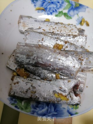 红烧带鱼的做法步骤：1