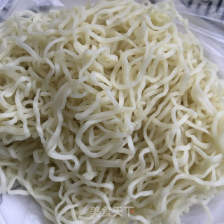 绿豆芽炒细面的做法步骤：1