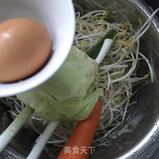 绿豆芽炒细面的做法步骤：2