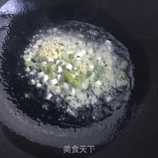 绿豆芽炒细面的做法步骤：5