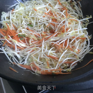 绿豆芽炒细面的做法步骤：6