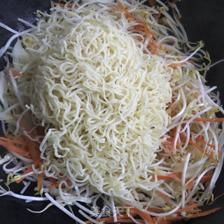 绿豆芽炒细面的做法步骤：7